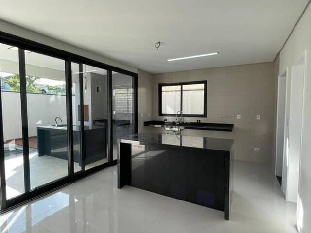 Casa para Venda em São José dos Campos - 4